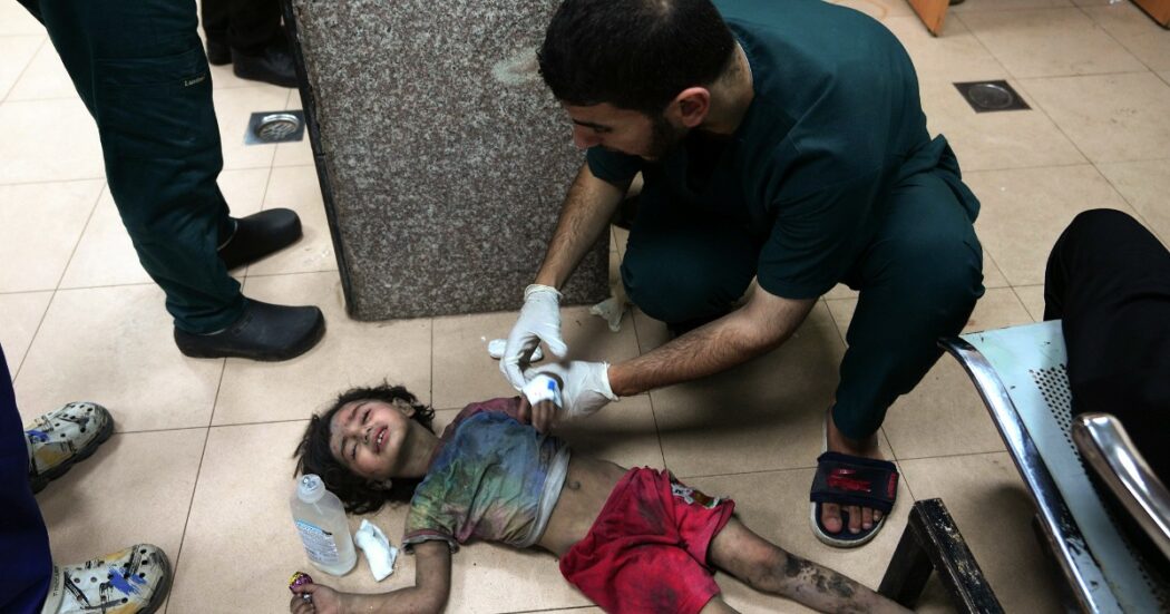 A Gaza mancano i farmaci, così i medici sono costretti ad amputare gli arti. Le parole dei bambini: “Con le protesi realizzerò il mio sogno”