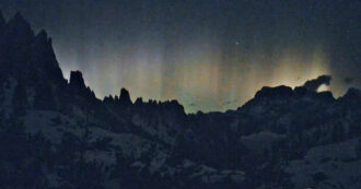 Copertina di L’aurora boreale arriva anche in Italia. Come si formano le colonne di luce che hanno tinto i cieli di tutta Europa