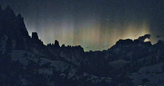 L’aurora boreale arriva anche in Italia. Come si formano le colonne di luce che hanno tinto i cieli di tutta Europa