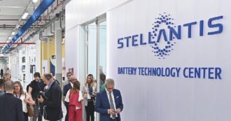 Copertina di A piccoli passi Stellantis sta “svuotando” l’Italia