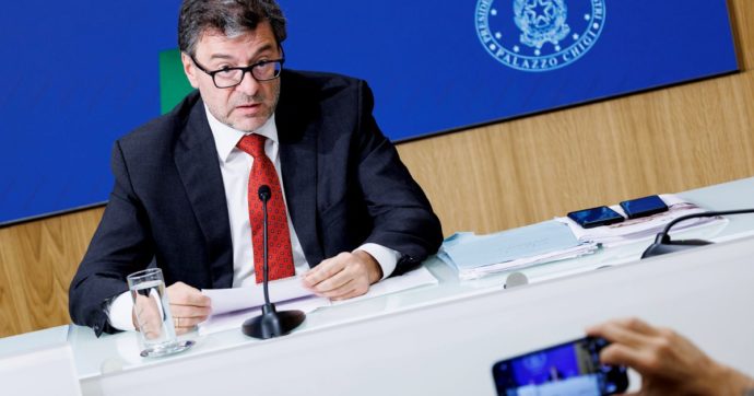 “Giorgetti ci penserà prima di uscire”: twittatore perquisito, rischia il processo