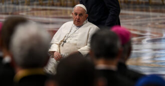 Copertina di Papa Francesco all’udienza con i rabbini: “Non sto bene di salute”. E rinuncia al discorso