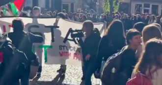 Copertina di Studenti occupano il cortile dell’Università di Padova: “Solidarietà con la Palestina, l’ateneo interrompa rapporti con Israele e Leonardo”