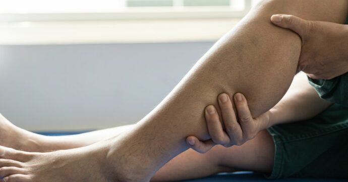 Soffrire di crampi alle gambe a riposo? E’ indice di scarsa salute e invecchiamento avanzato: il nuovo studio