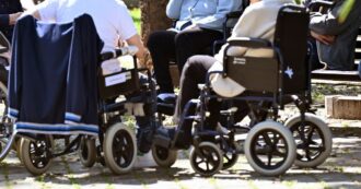 Copertina di La Regione Lombardia taglia i contributi per i caregiver. “Migliaia di famiglie con disabili gravi perderanno fino a 350 euro al mese”