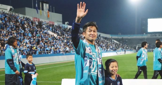 Ai piedi di Miura: sponsor, turisti e fan tutti per il calciatore 56enne