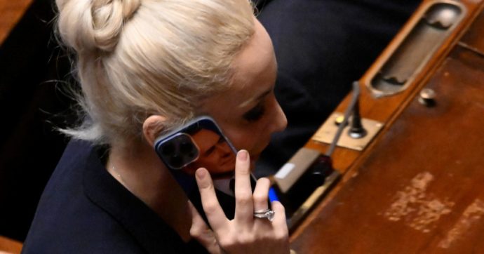 Lady Fascina si veste  di nero e torna in aula:  FI è fredda e la ignora