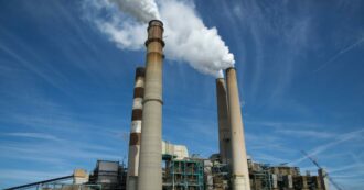 Copertina di Emissioni e costo Ets per le industrie: Bruxelles tende la mano (e il portafogli) alle industrie che inquinano