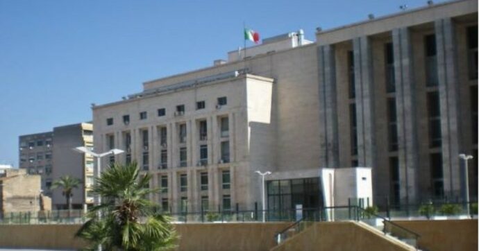 Arrestato commesso giudiziario della Procura di Palermo: “Passava atti, fascicoli e informazioni ai criminali sotto indagine”