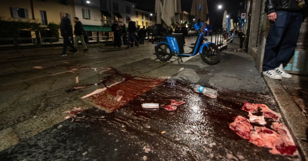 Rissa tra ultras di Milan e Psg sui Navigli a Milano: grave un francese, feriti alcuni agenti – Video