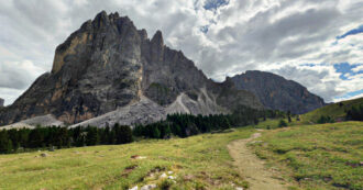 Copertina di “Salviamo le Dolomiti”, nuovo impianto di risalita ai piedi del Sassolungo: 50mila firme per il no. La proposta: “Diventi parco naturale”