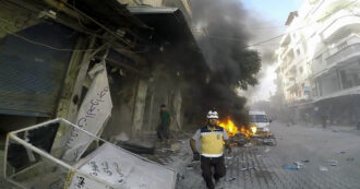 Copertina di Siria, nuova escalation nel Paese: in un mese 350 morti e 120mila nuovi sfollati. “Bombe a grappolo sui civili”