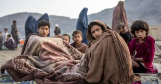 Copertina di Lo scontro tra Afghanistan e Pakistan sulla pelle dei rifugiati fuggiti dai Talebani: cosa c’è dietro le deportazioni di massa di Islamabad