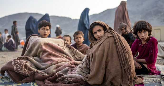 Lo scontro tra Afghanistan e Pakistan sulla pelle dei rifugiati fuggiti dai Talebani: cosa c’è dietro le deportazioni di massa di Islamabad