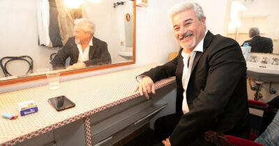 Copertina di “Bisogna riuscire a fare una fiction sulla polizia penitenziaria vera, non mare dentro, mare fuori, mare di fianco con i comandanti falsi”: Pino Insegno contro la serie tv Mare Fuori