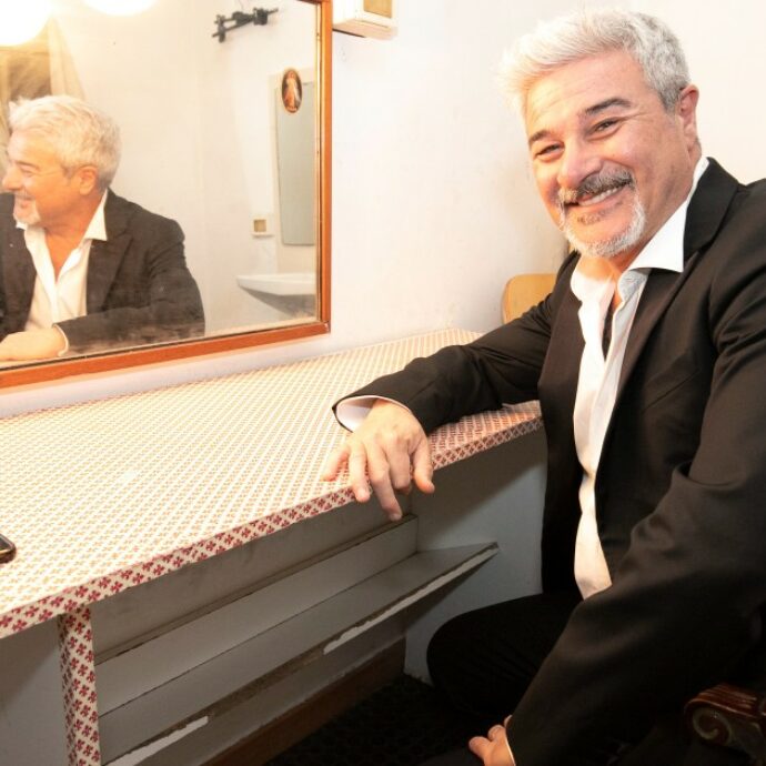 Pino Insegno fuori da L’Eredità: la decisione dopo il flop del Mercante in Fiera. Il manager del conduttore: “Nessuna comunicazione”