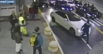 Copertina di Bologna, guardia giurata lo rimprovera per aver parcheggiato sulle strisce: lui la investe e scappa – Video