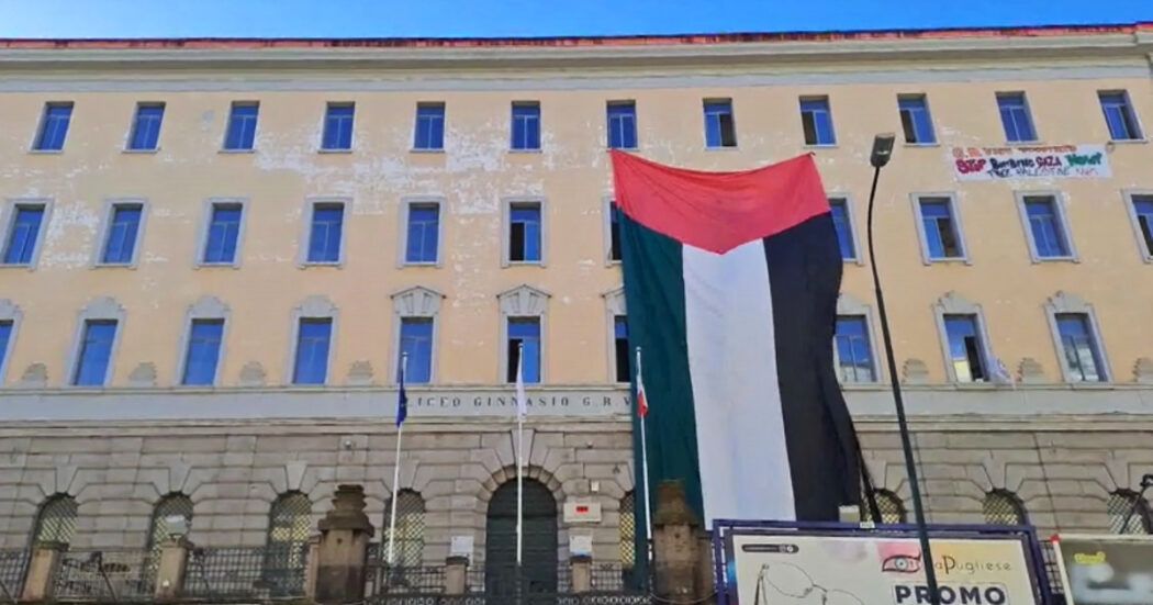 Enorme bandiera della Palestina sulla facciata della scuola: gli studenti occupano il liceo Vico di Napoli – Video
