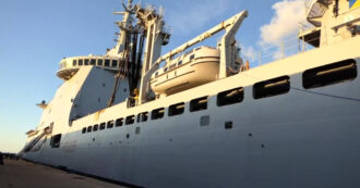 Copertina di Dentro la nave Vulcano, l’ospedale galleggiante in partenza verso Gaza: “A bordo 30 sanitari, il compito è salvare vite”