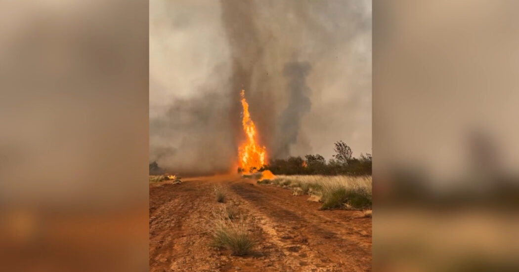 Tornado di fuoco si alza dal campo in fiamme, il raro fenomeno ripreso in Australia: “Possiamo solo osservare”