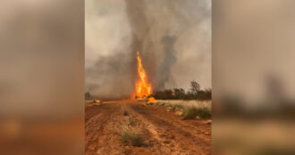 Copertina di Tornado di fuoco si alza dal campo in fiamme, il raro fenomeno ripreso in Australia: “Possiamo solo osservare”