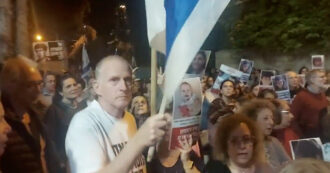 Copertina di Ostaggi, i familiari contro le transenne di casa Netanyahu