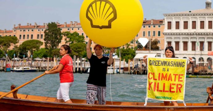 Copertina di La Shell fa causa a Greenpeace: “Basta proteste o paghi 8,6 mln”