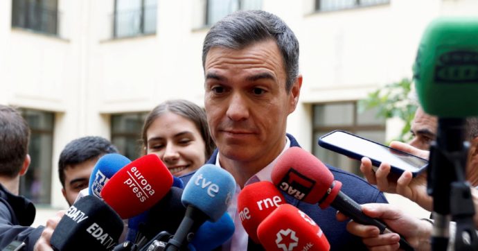 Sánchez fa il patto con gli indipendentisti. Destra contraria. Spari al co-fondatore di Vox