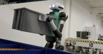 Copertina di Robot spinge un uomo contro il nastro trasportatore e lo uccide: l’aveva confuso per una scatola di verdure
