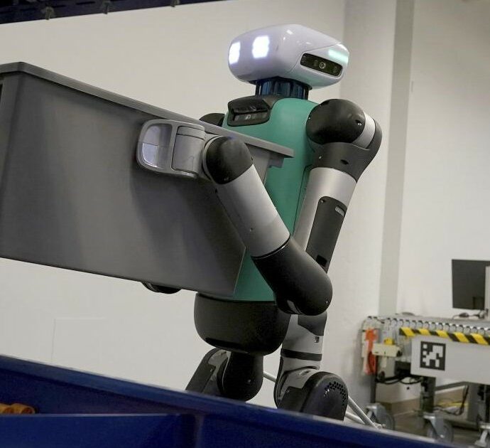 Robot spinge un uomo contro il nastro trasportatore e lo uccide: l’aveva confuso per una scatola di verdure