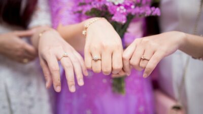 Copertina di Si inginocchia per chiedere la mano della fidanzata, ma l’anello vola giù dal balcone: la proposta di matrimonio più disastrosa e virale del web