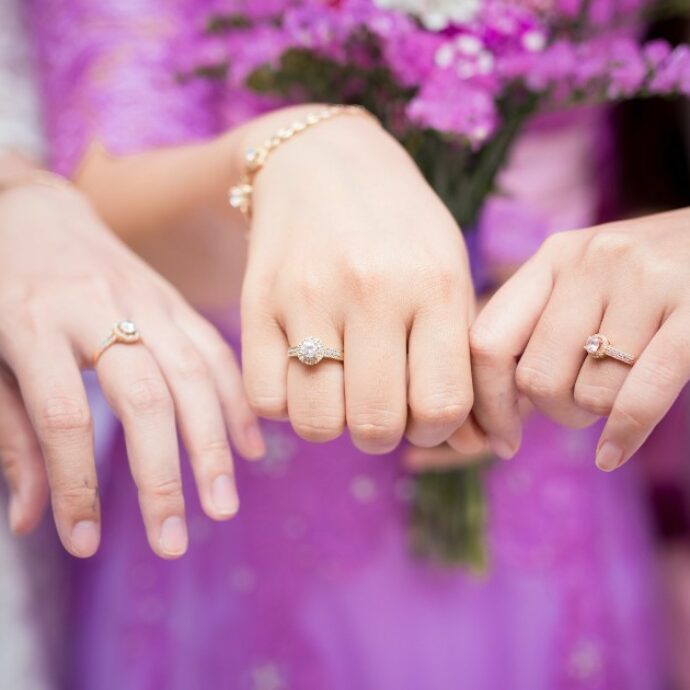 Si inginocchia per chiedere la mano della fidanzata, ma l’anello vola giù dal balcone: la proposta di matrimonio più disastrosa e virale del web