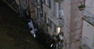 Copertina di Genova, crolla un muraglione di contenimento di un parcheggio: auto trascinate da frana