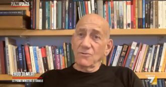 Copertina di Israele, l’ex premier Olmert: “Gli attacchi del 7 ottobre causati dai fallimenti di Netanyahu. Il suo governo è più pericoloso della guerra”. Su La7