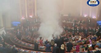 Copertina di Caos nel Parlamento albanese: l’opposizione tenta di bloccare la seduta con sedie ammassate e fumogeni – Video