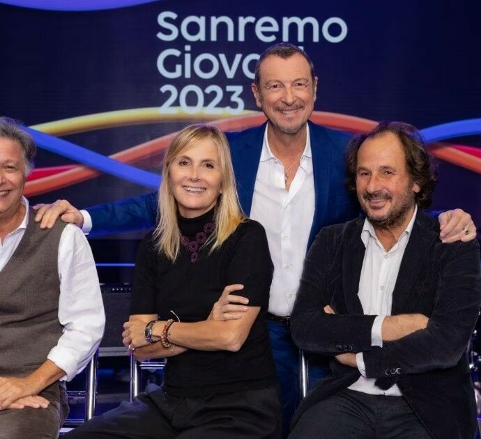 Sanremo Giovani 2023, Amadeus svela i nomi degli 8 finalisti. Da Tancredi di “Amici” a Clara di “Mare Fuori”: ecco chi sono