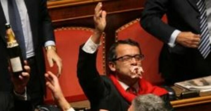Nino Strano, morto l’ex senatore che mangiò la mortadella in Aula per festeggiare la fine del governo Prodi