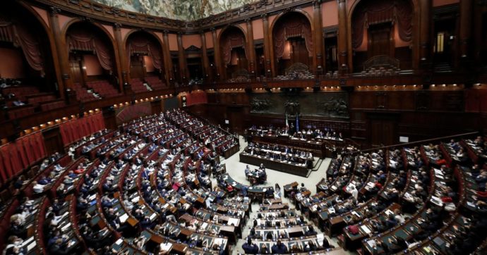 Copertina di La rissa alla Camera? Nel verbale è sintetizzata solo come “disordini”. L’opposizione protesta: “È stata un’aggressione squadrista”. Donno: “Farò denuncia” 
