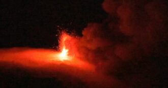 Copertina di Forte parossismo dell’Etna: le immagini col buio tolgono il fiato. Boati e caduta di cenere su Milo (video)