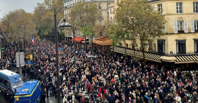 In Francia sfilano contro l’antisemitismo in 100 mila