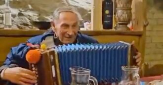 Copertina di Zdenek Zeman genio e sregolatezza anche lontano dalla panchina: al ristorante suona la fisarmonica (ma c’è il trucco)