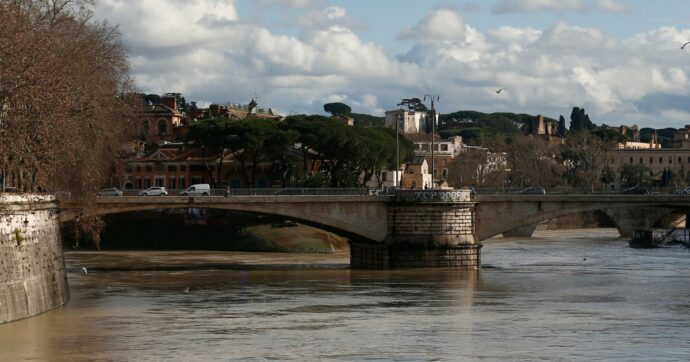 Roma, ritrovato il corpo di un giovane sotto Ponte Garibaldi: da chiarire la dinamica della caduta