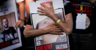 Copertina di Ostaggi, i parenti disperati: “Basta bombardare i civili come noi”