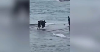 Copertina di Si butta in mare per sfuggire ai carabinieri, loro lo inseguono e lo arrestano: aveva eluso l’obbligo di soggiorno a Napoli – Video