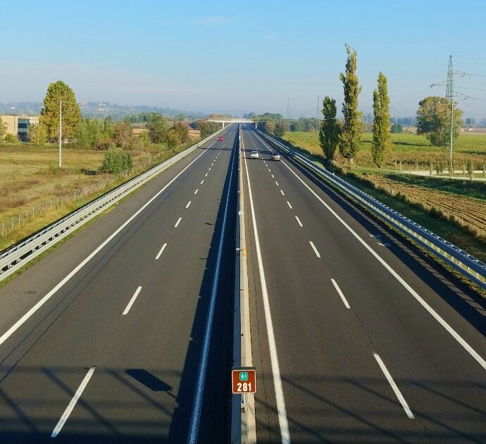 Accosta sull’autostrada e si avvicina alla polizia: “Ho una donna morta nel bagagliaio”. La confessione choc di un 43enne