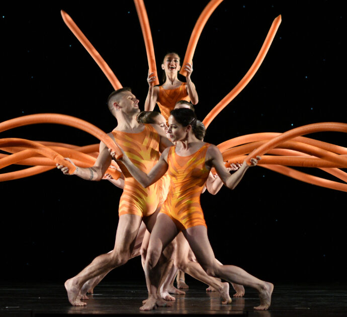 La danza dei Momix, in scena a Roma, è fatta di sorpresa e innovazione