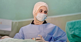 Copertina di Gaza, la prima donna chirurga della Striscia: “Andiamo via dall’ospedale di Al Shifa sotto le bombe”. Il ritratto su FQ MillenniuM in edicola