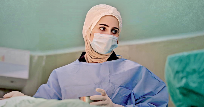 Gaza, la prima donna chirurga della Striscia: “Andiamo via dall’ospedale di Al Shifa sotto le bombe”. Il ritratto su FQ MillenniuM in edicola