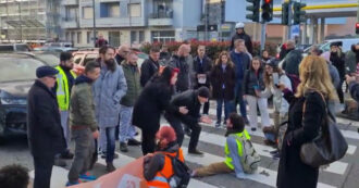 Copertina di Milano, attivisti di Ultima Generazione bloccano il traffico: “Tassare gli extra-profitti delle compagnie fossili”. La rabbia degli automobilisti