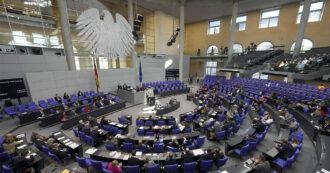Copertina di Germania, multe severe per i parlamentari che insultano i colleghi. Da “infanticida” a “nazista”: AfD ‘svetta’ nei richiami